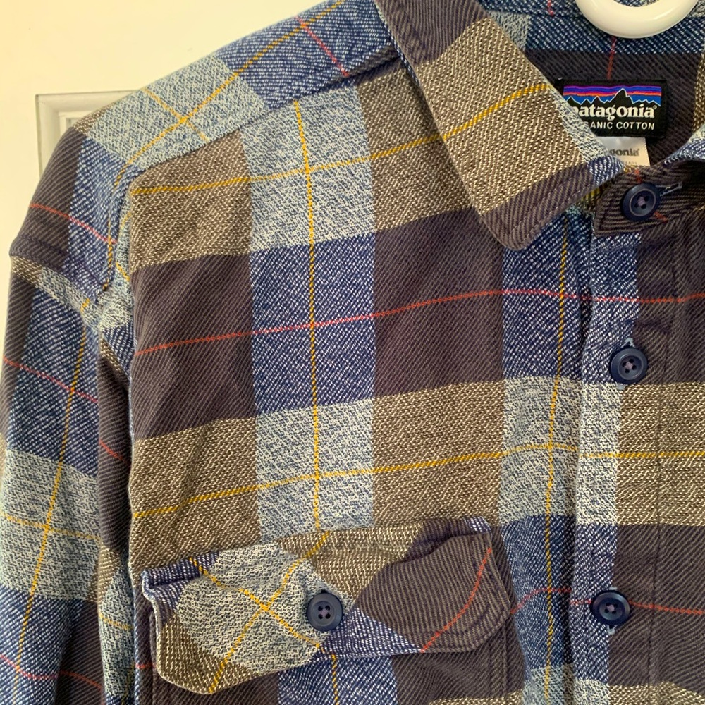 Patagonia Men XL flannel, cozy, mid-weight. Warm for winter! Natural colors.
